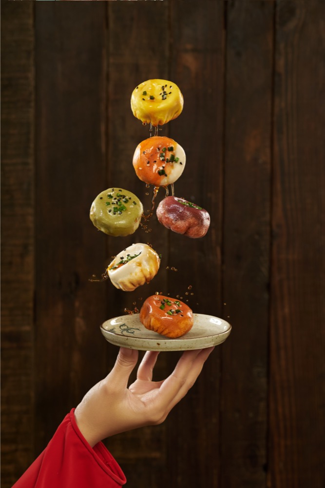 Bánh bao chiên vàng giòn rụm trên tay